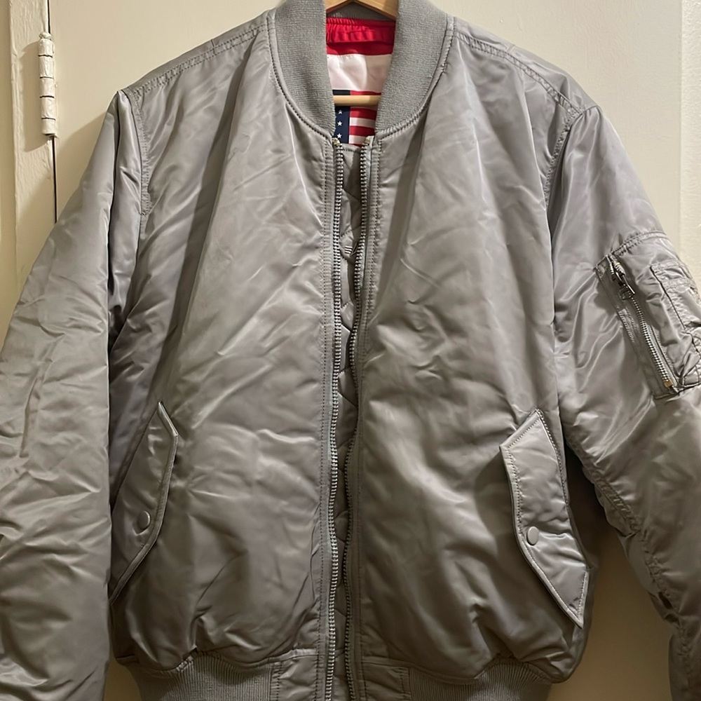 NWOT Men’s silver gray Alpha Industries bomber jacket